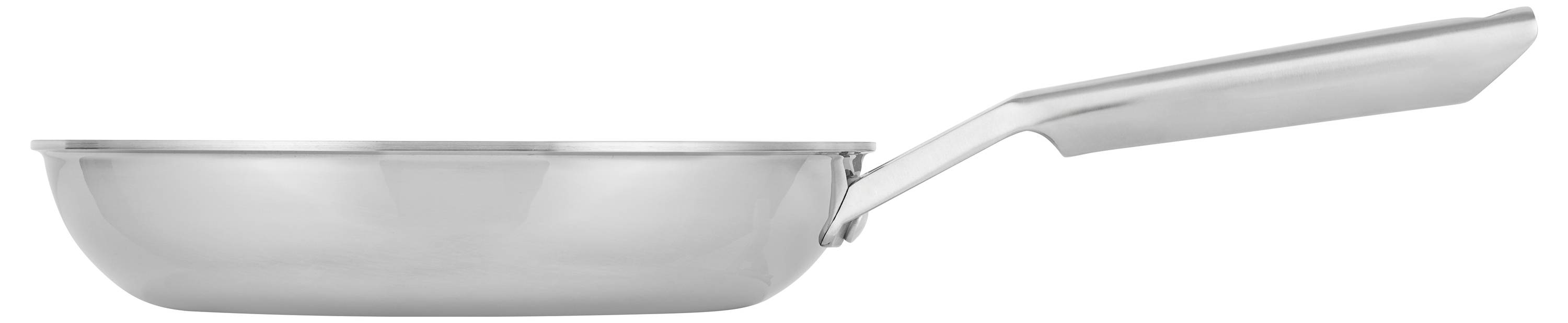 Eine glänzende, silberne Bratpfanne mit langem Griff, seitlich aufgenommen. Ideal für das Braten von Speisen auf dem Herd.