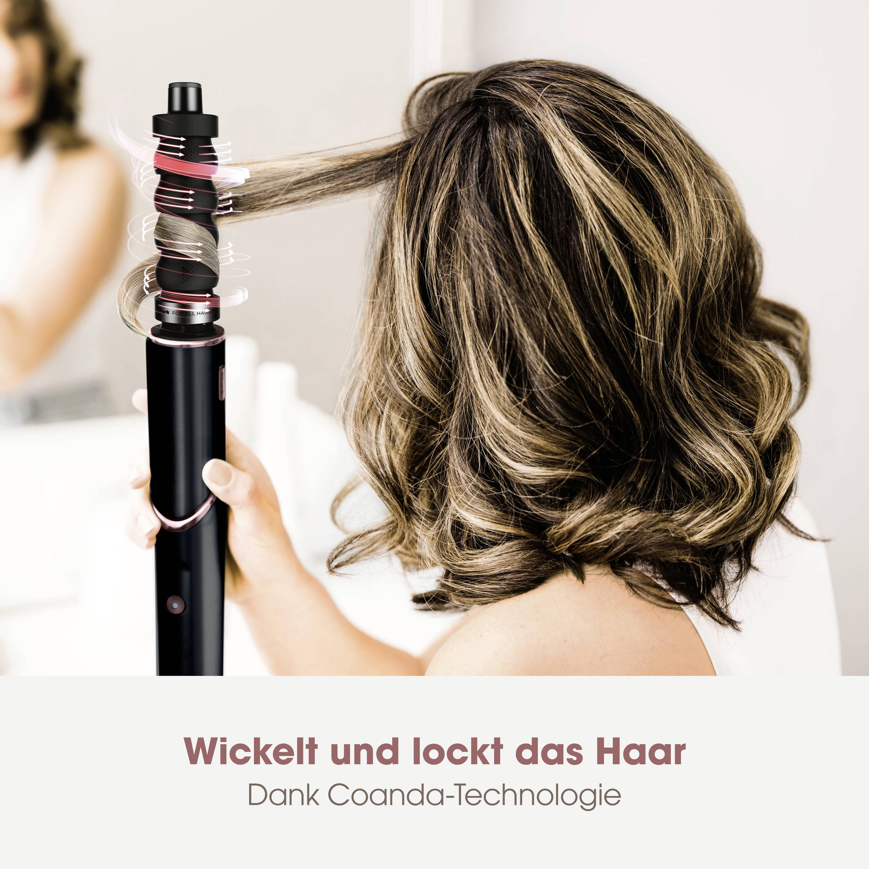 Eine Person benutzt einen Haarstyler, der das Haar dank Coanda-Technologie wickelt und lockt. Im Hintergrund ein Badezimmer.