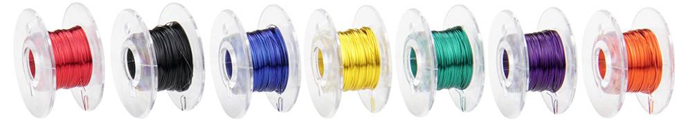 Acht Spulen mit Draht in verschiedenen Farben: Rot, Schwarz, Blau, Gold, Grün, Türkis, Lila und Braun, gleichmäßig nebeneinander.