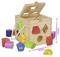Holz-Spielbox mit verschiedenen bunten Formen zum Einstecken. Der Deckel ist offen, einige Formen liegen daneben. Maße: 14,5 cm Würfel.