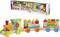 Bunter Holz-Spielzeugzug mit Loks und Waggons, verziert mit geometrischen Mustern und Figuren, geeignet für Kinder. Verpackung im Hintergrund zeigt gleiche Loks und Waggons.
