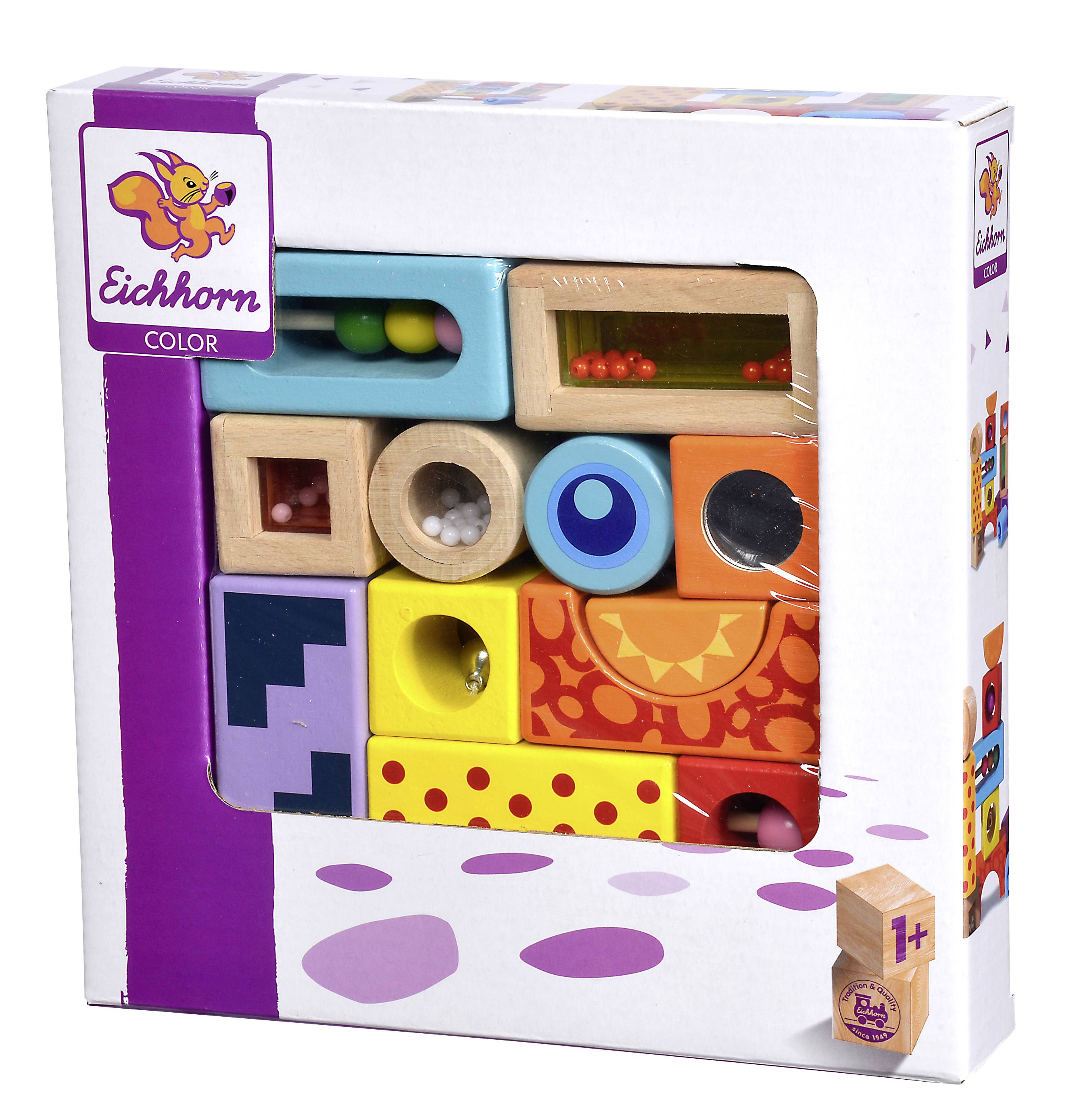 Eine Spielzeugverpackung mit bunten Holzbausteinen, geeignet für Kinder ab 1 Jahr. Die Bausteine haben verschiedene Formen und Farben.