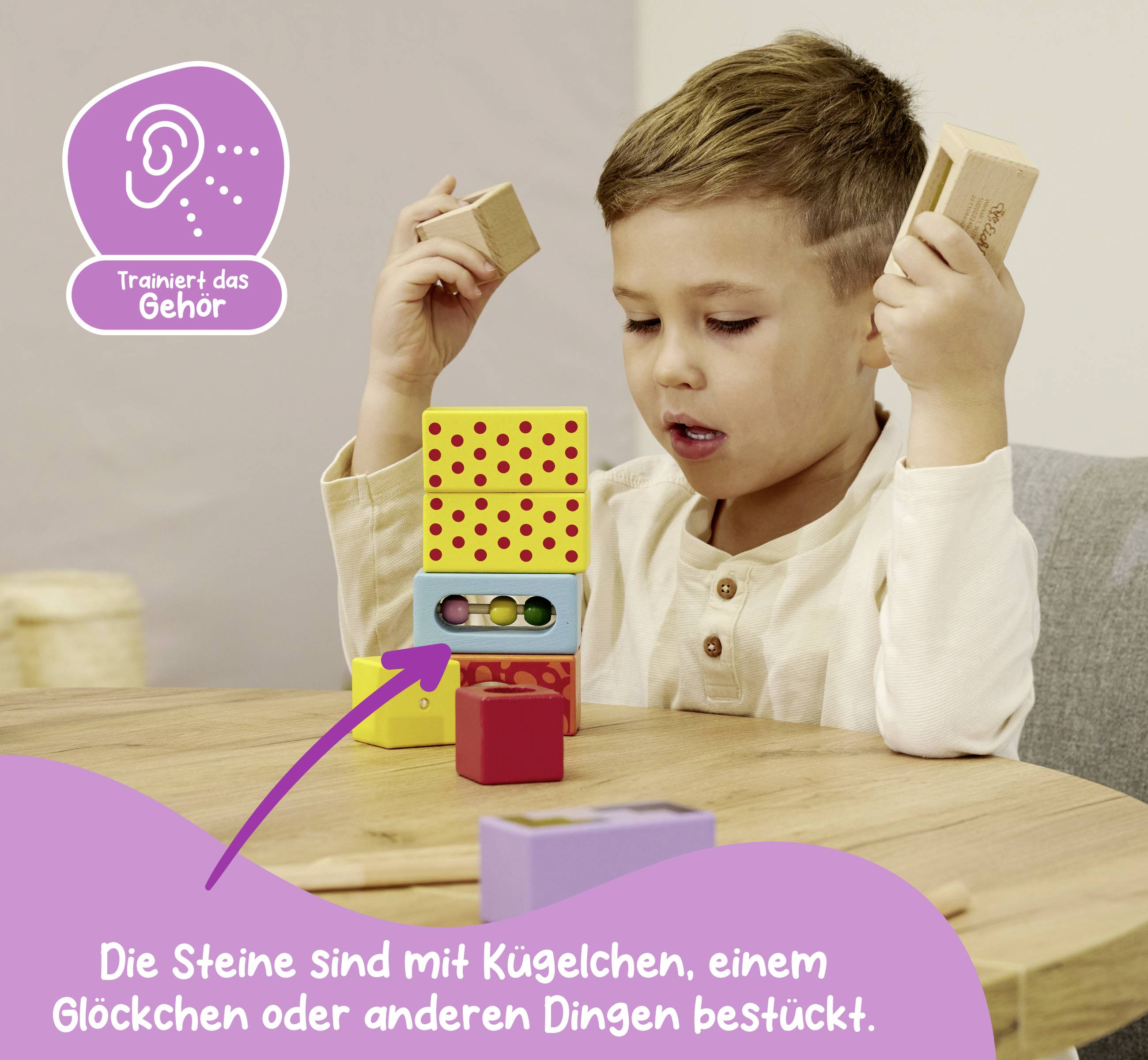 Ein Kind spielt mit Holzblöcken an einem Tisch. Text: 'Die Steine sind mit Kügelchen, einem Glöckchen oder anderen Dingen bestückt.'