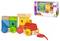 Ein bunter Holzspielzeugzug mit roten, gelben und grünen Elementen. Verpackung zeigt den Zug und lädt zum Spielen ein.