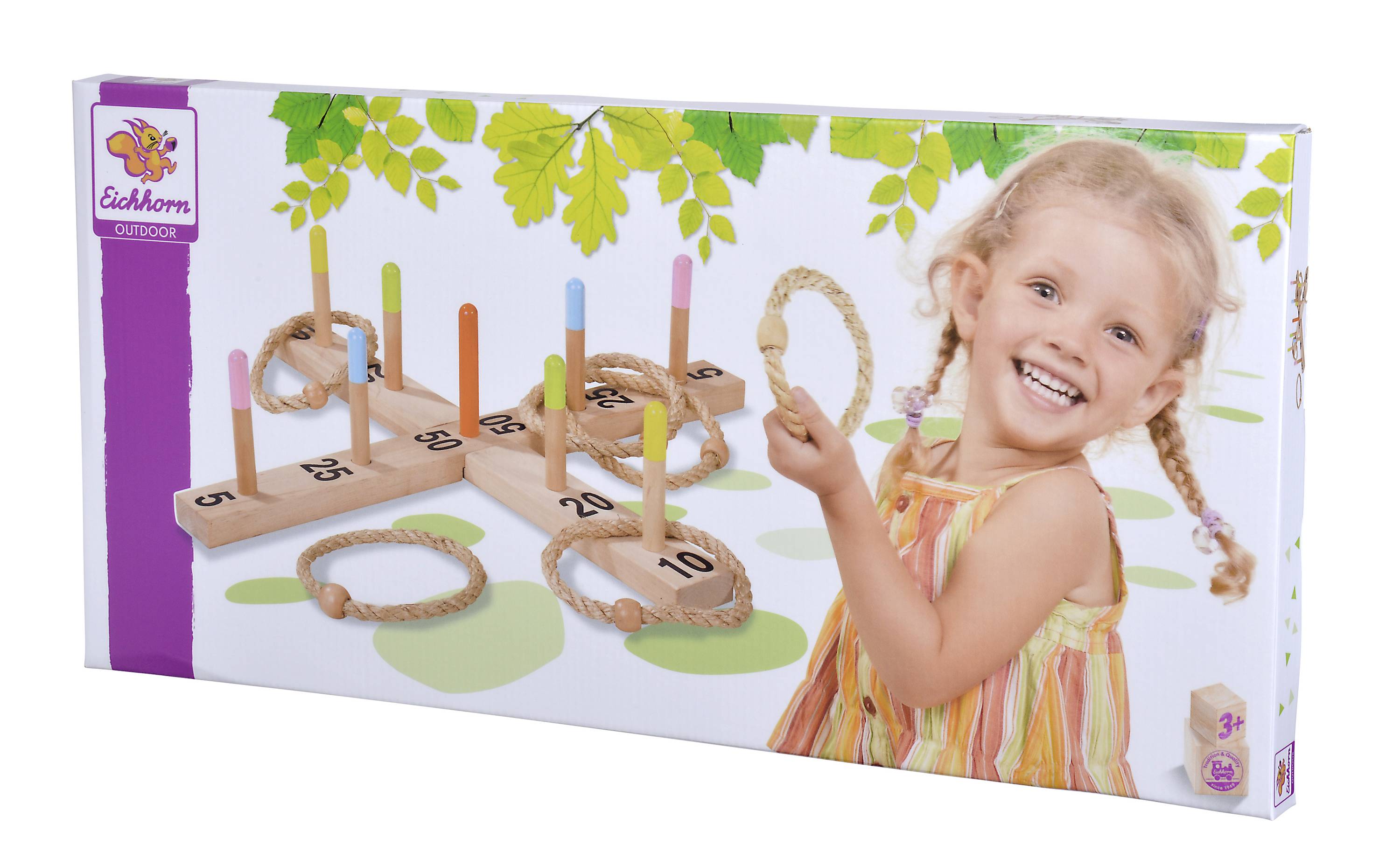 Ein Kind spielt Ringwurfspiel mit bunten Holzstäben. Es hält einen Ring in der Hand. Im Hintergrund sind Blätter dekorativ abgebildet.