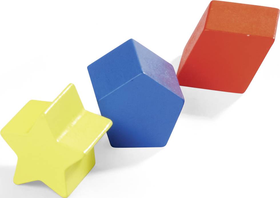 Drei bunte Holzklötze: gelber Stern, blauer Fünfeckprisma, roter Würfel. Geeignet für Lehre von Formen und Farben.