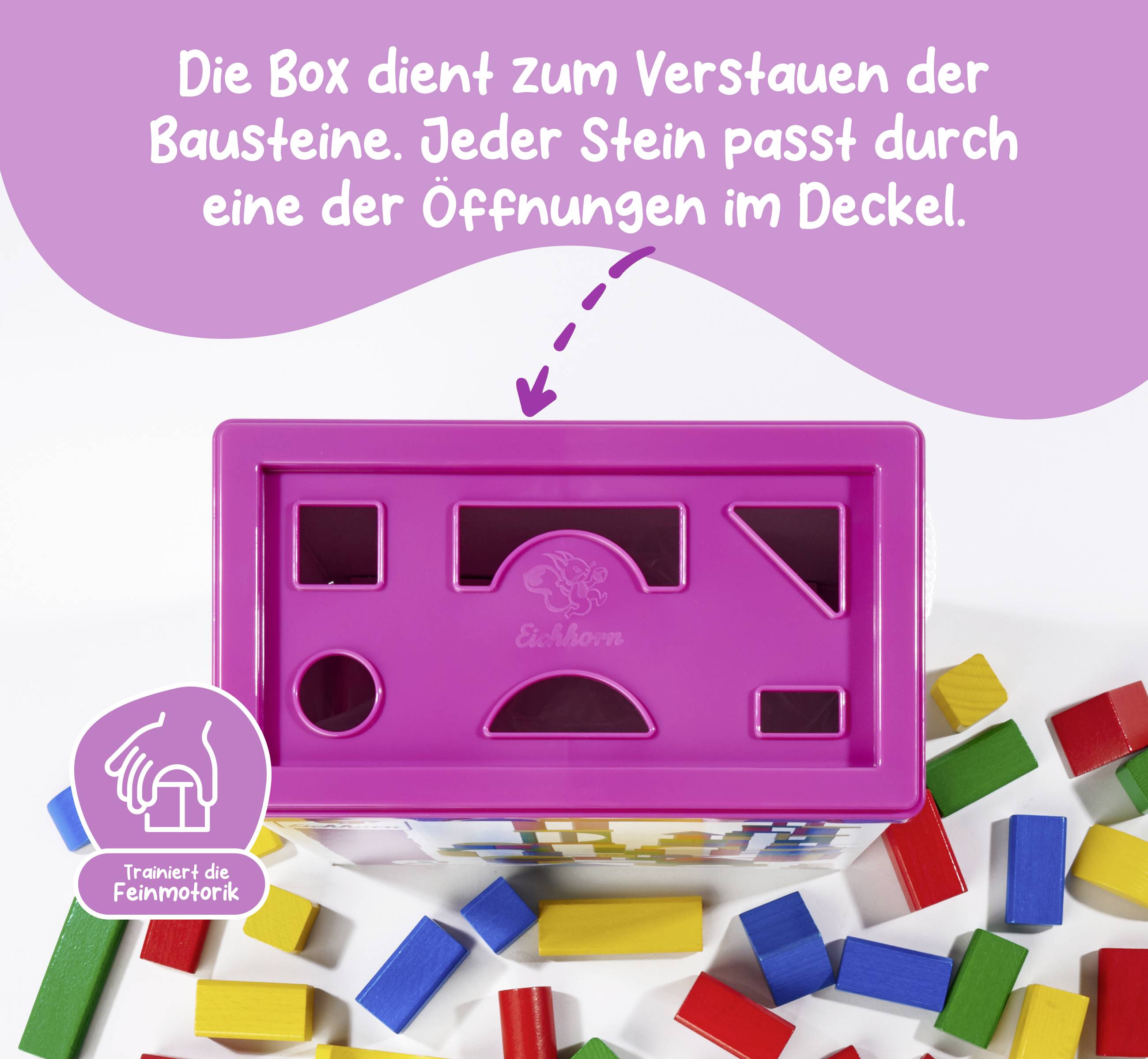 Die Abbildung zeigt eine Box mit Öffnungen zum Verstauen von Bausteinen. Ein Pfeil weist auf den Deckel. Darunter bunte Bausteine.