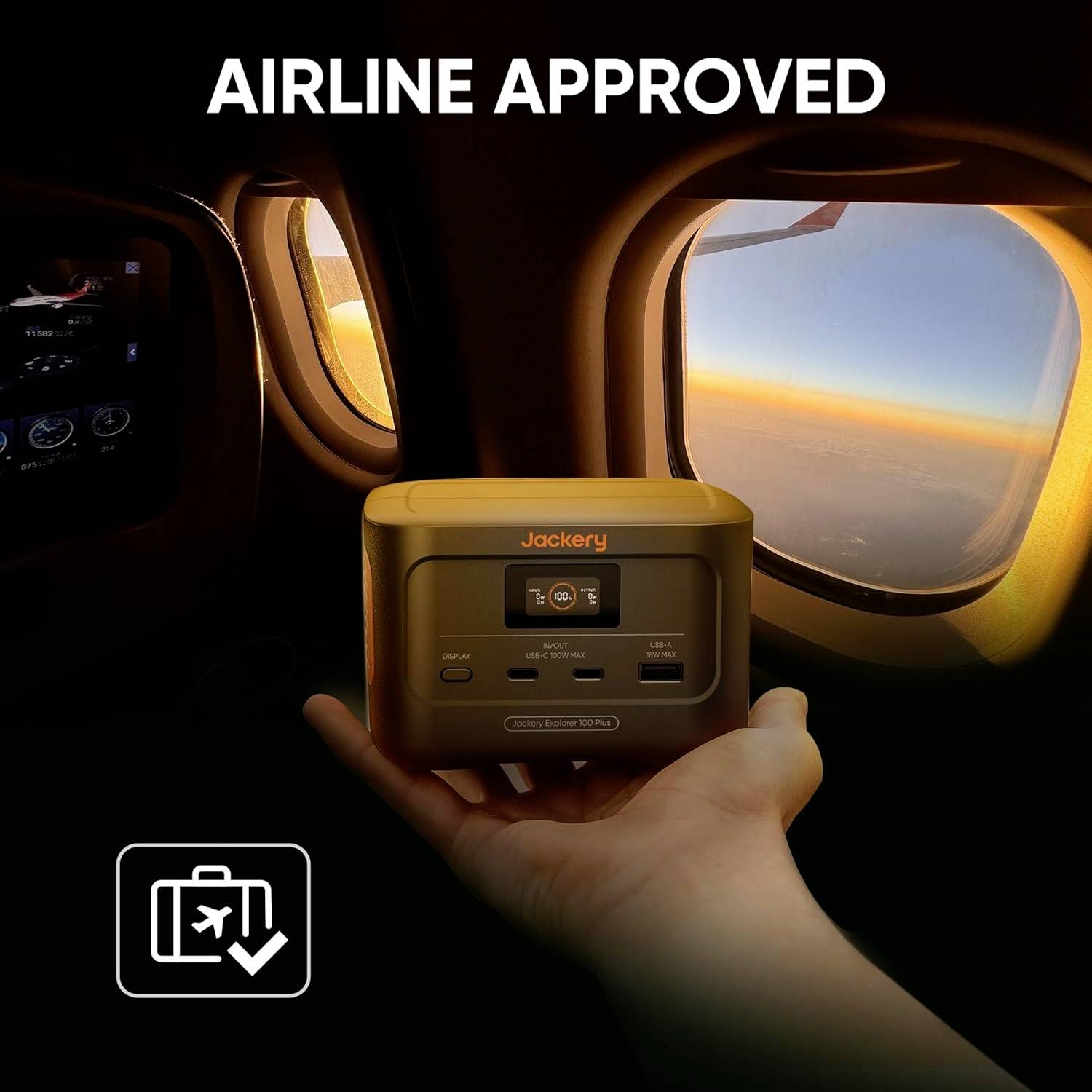 Ein Hand hält eine tragbare Powerstation im Flugzeug. Der Sonnenuntergang ist durch das Fenster sichtbar. Text: 'AIRLINE APPROVED'.