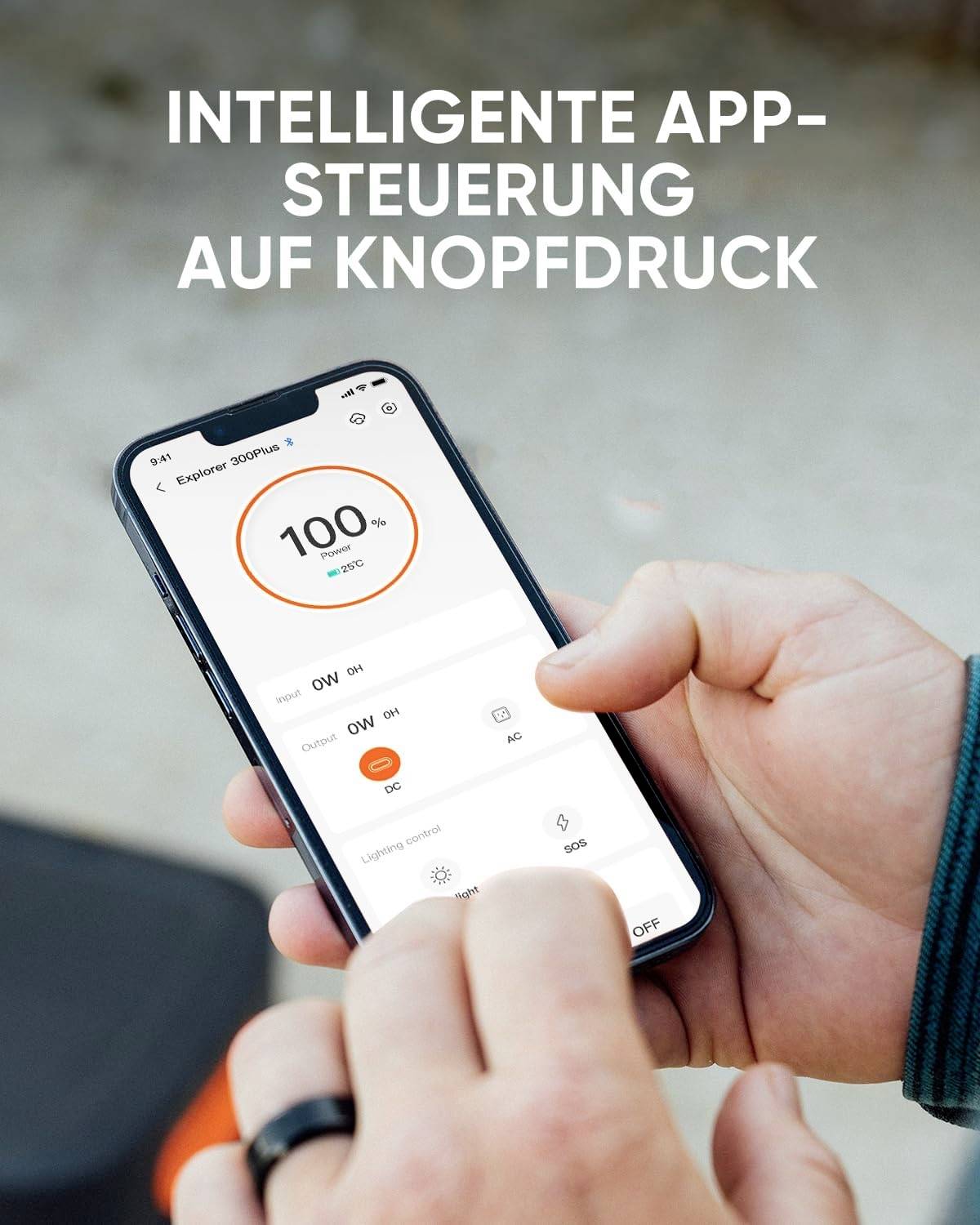 Person hält ein Smartphone mit geöffneter App. Auf dem Bildschirm ist ein Kreisdiagramm mit '100%' angezeigt, daneben Steuerungstasten. Text oben: 'Intelligente App-Steuerung auf Knopfdruck'.