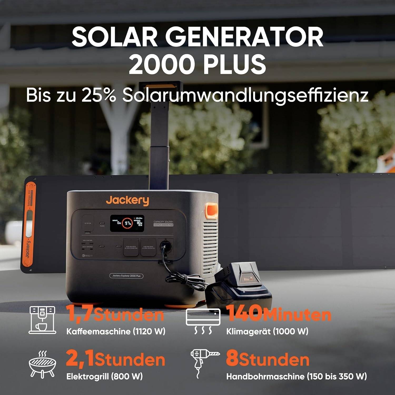 'Jackery Solar Generator 2000 Plus', tragbares Gerät auf Tisch mit Zubehör. Text zeigt Laufzeiten: Kaffeemaschine 1,7 Std, Klimagerät 140 Min, Elektrogrill 2,5 Std, Glühbirne 8 Std.