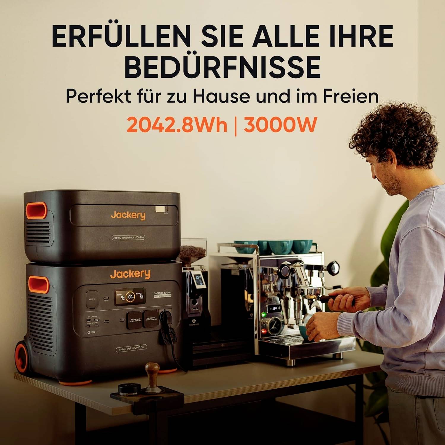 Mann bedient Kaffeemaschine neben zwei tragbaren Generatoren. Text: 'Erfüllen Sie alle Ihre Bedürfnisse - Perfekt für zu Hause und im Freien. 2042.8Wh | 3000W'.