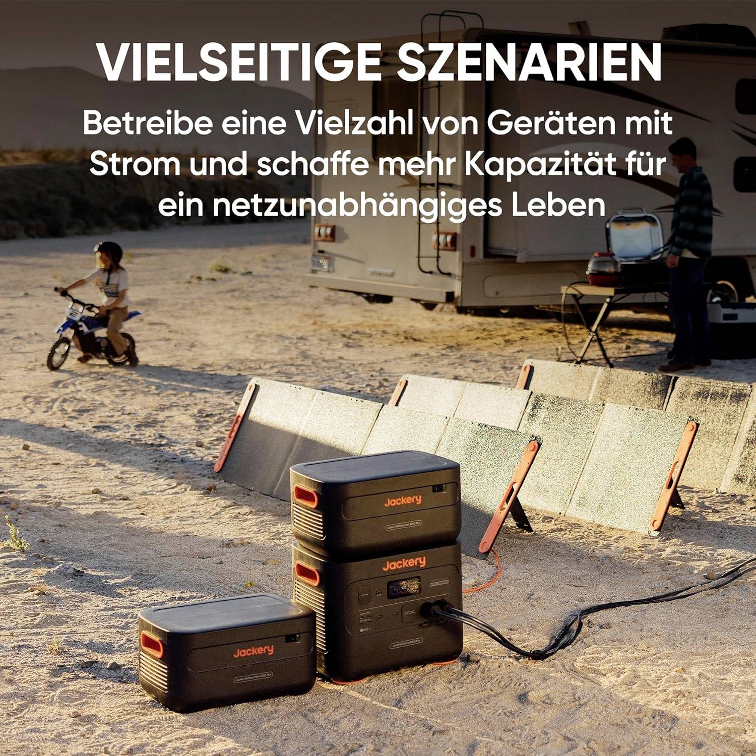 Eine Camping-Szene in der Wüste. Zwei tragbare Stromversorgungsgeräte sind mit Solarpanelen verbunden. Ein Kind fährt Fahrrad.