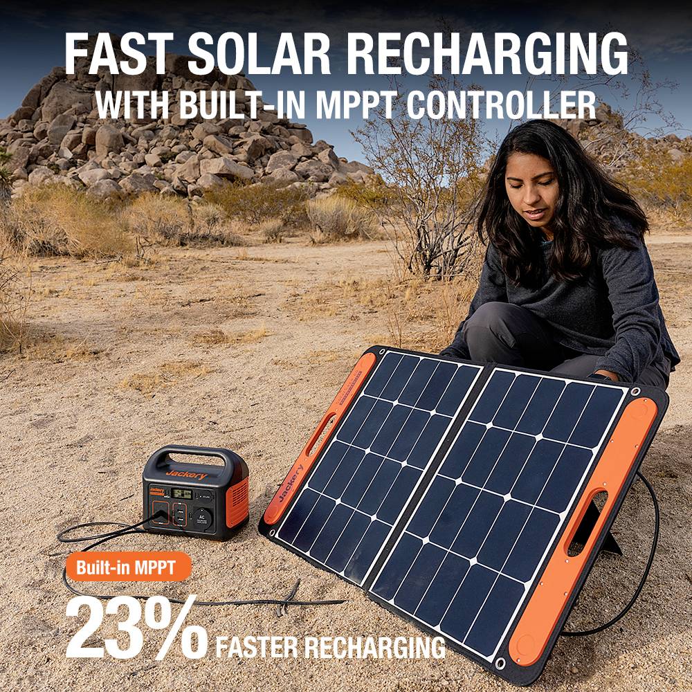 Frau kniet in der Wüste neben einem Solarpanel und einem Solargenerator mit der Aufschrift '23% schnelleres Aufladen dank MPPT'.