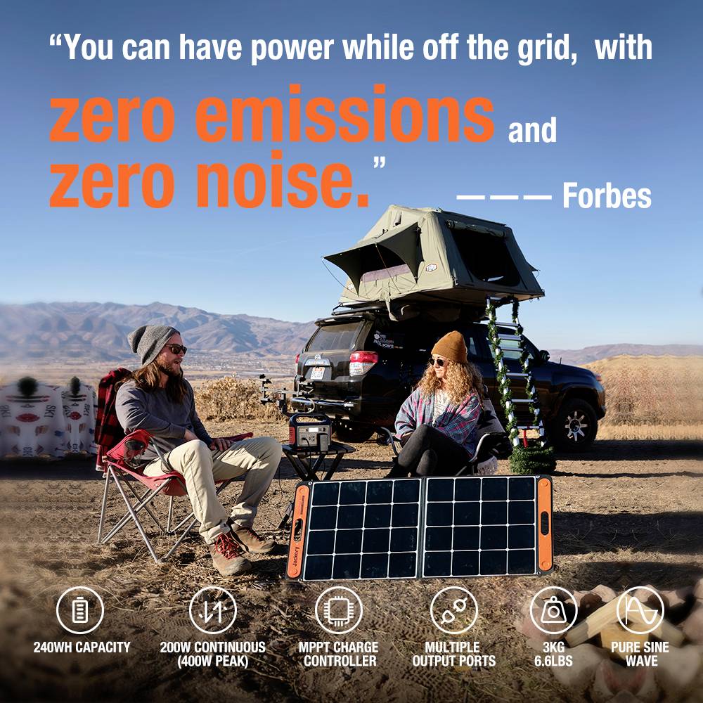 Ein Paar sitzt in der Wüste vor einem Geländewagen mit Dachzelt. Im Vordergrund ein Solarmodul. Text: 'zero emissions and zero noise'.