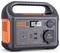 Ein tragbares Batteriespeichergerät mit Digitalanzeige und mehreren Anschlüssen, darunter USB und AC, auf einem weißen Hintergrund.
