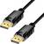 Abgebildet ist ein schwarzes DisplayPort-Kabel mit zwei goldenen Steckern an den Enden, welches für die Verbindung von Monitoren genutzt wird.