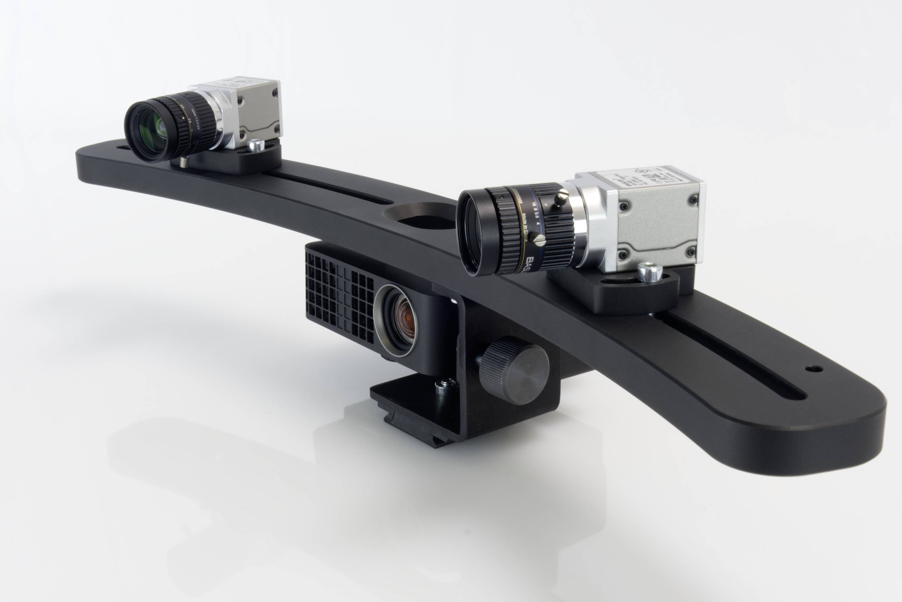 Ein dreidimensionales Messsystem mit zwei Kameras und einem Sensor, montiert auf einem bogenförmigen Metallträger, auf weißem Hintergrund.