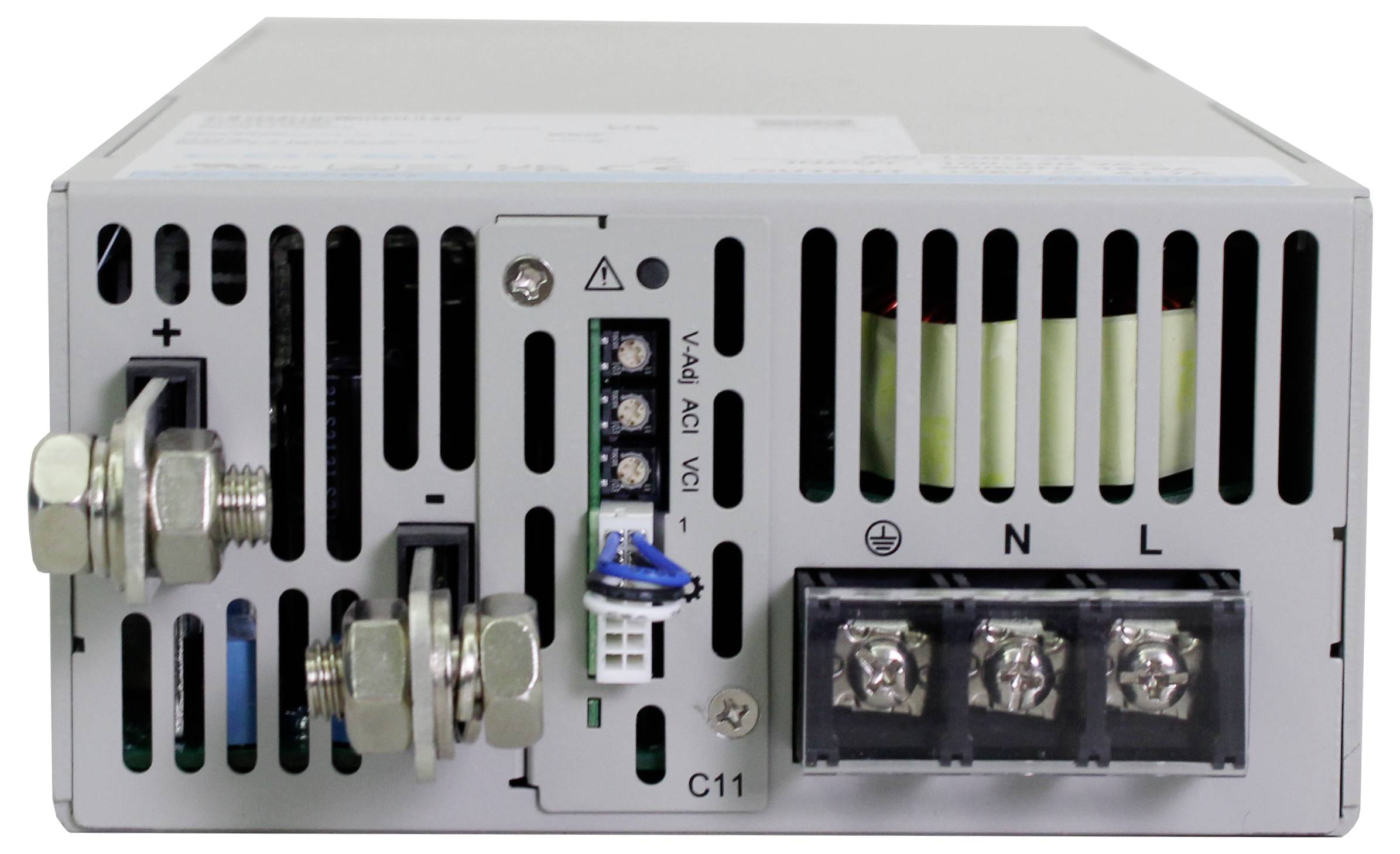 Elektrisches Netzteil mit Anschlüssen für Plus und Minus sowie Erdungsschrauben. Kabelanschlüsse mit Beschriftung N und L sichtbar.