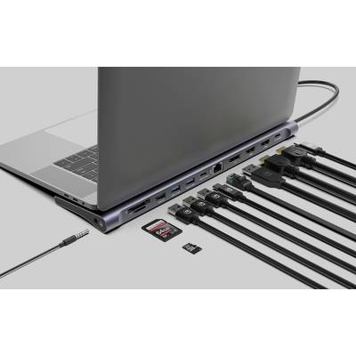 Ein Laptop ist mit einem Multi-Port-Dockingstation verbunden. Mehrere Kabel und Speicherkarten sind an die Station angeschlossen.