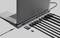 Ein Laptop ist mit einem Multi-Port-Dockingstation verbunden. Mehrere Kabel und Speicherkarten sind an die Station angeschlossen.