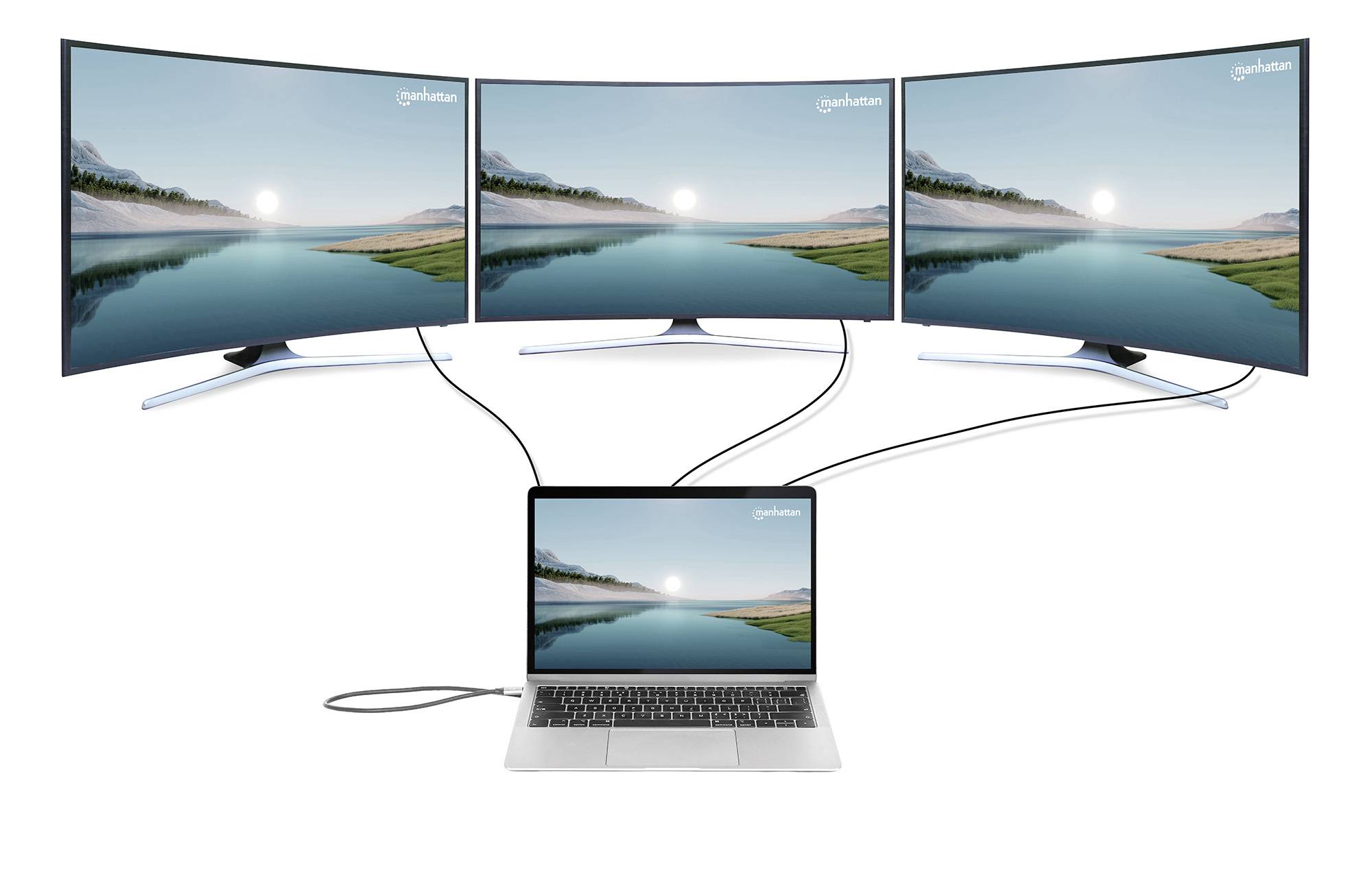 Ein Laptop ist mit drei großen, nebeneinander stehenden Bildschirmen verbunden. Alle Bildschirme zeigen eine Landschaft mit einem See.