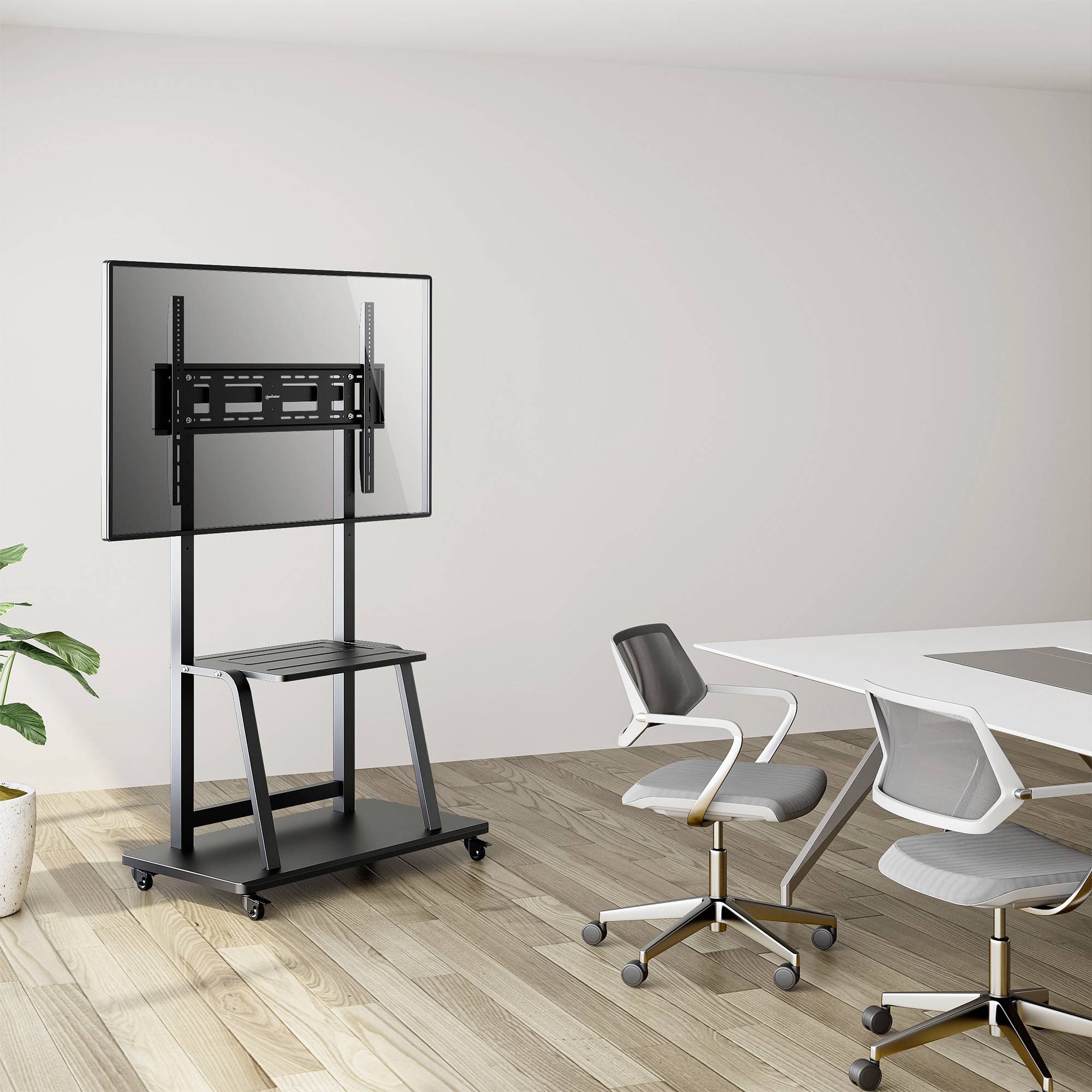 Moderner Konferenzraum mit großem Bildschirm auf einem Rollständer und drei Drehstühlen um einen ovalen Tisch.