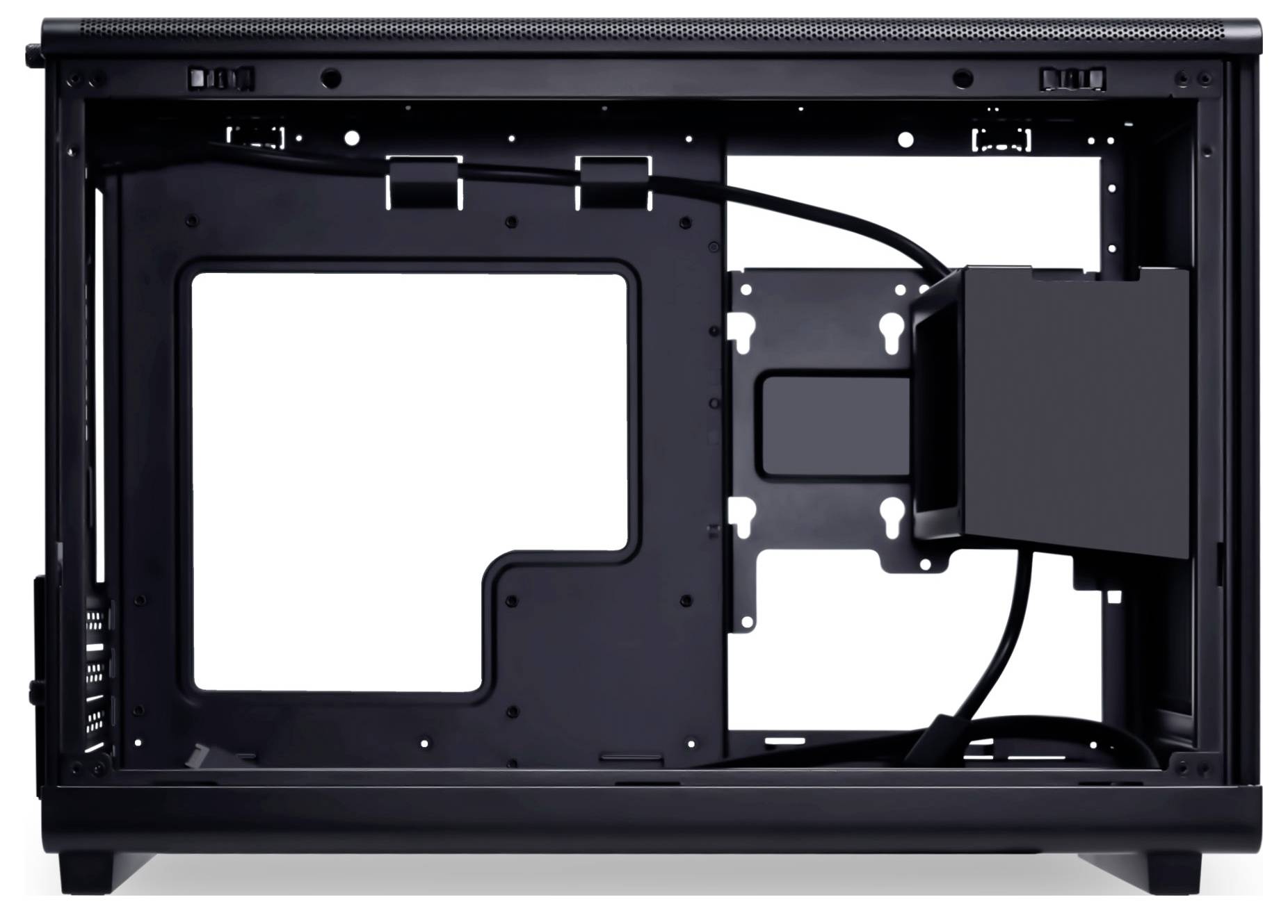 Schwarzes Computergehäuse, leer und geöffnet, zeigt den Innenraum mit Kabelmanagement-Schlitzen und Montageschienen.