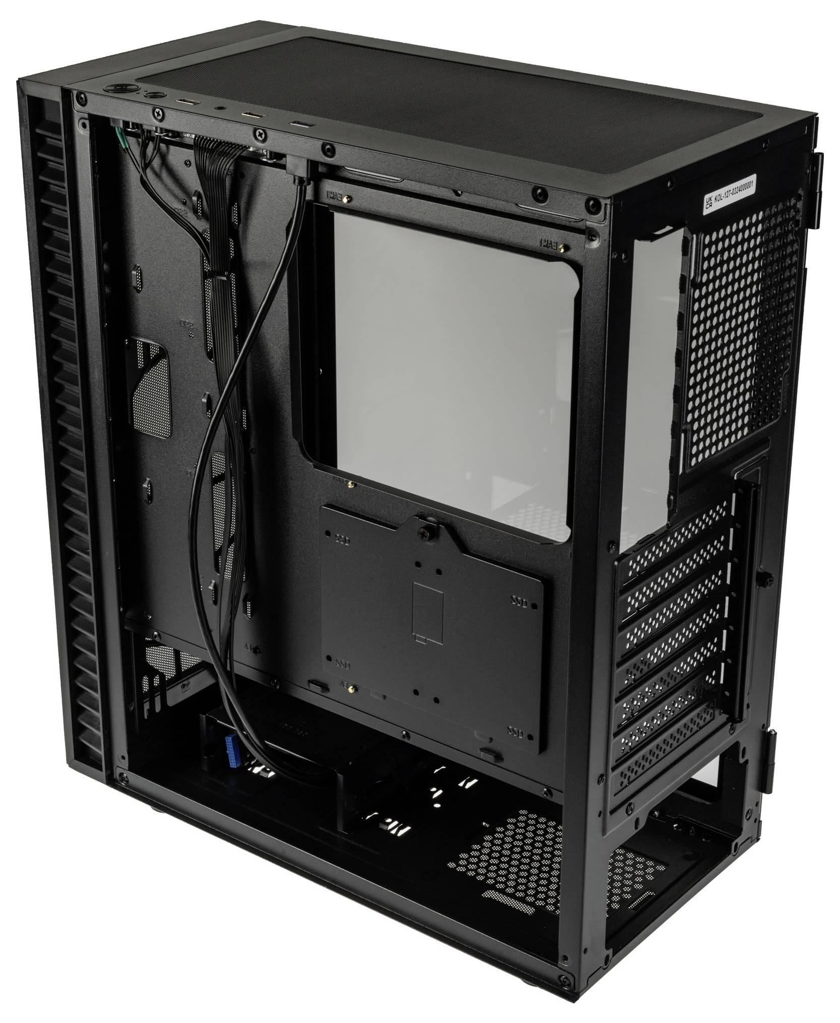 Ein leerer Computergehäuse-Tower, schwarz, mit offenem Seitenteil, zeigt Innenraumgestaltung für Computerkomponentenmontage.