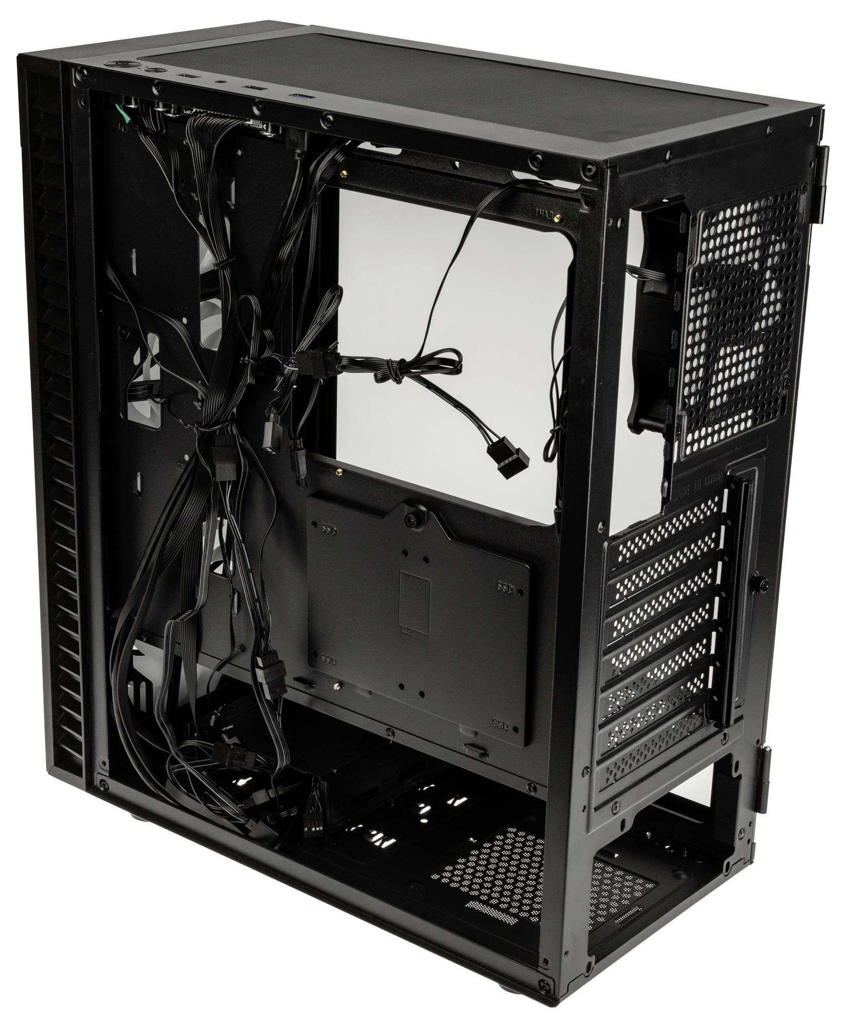 Leeres Computergehäuse in Schwarz mit offenem Design, zeigt interne Kabel und Steckplätze für Komponenten.