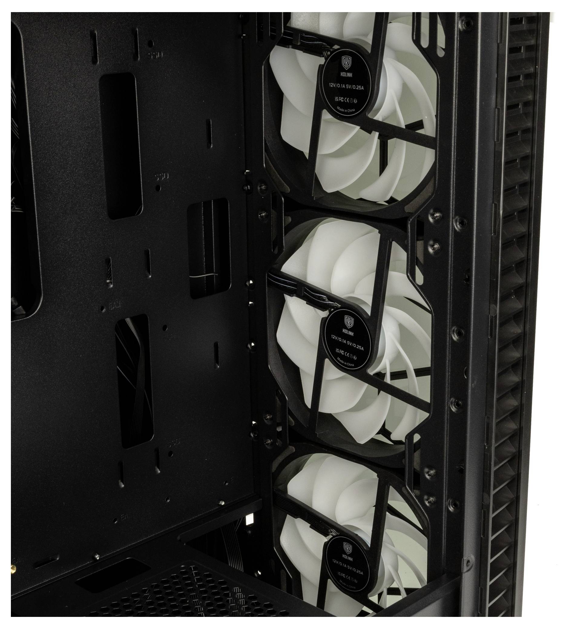 Drei Computerlüfter in einem offenen PC-Gehäuse, montiert auf der rechten Seite, vor einem schwarzen Hintergrund.