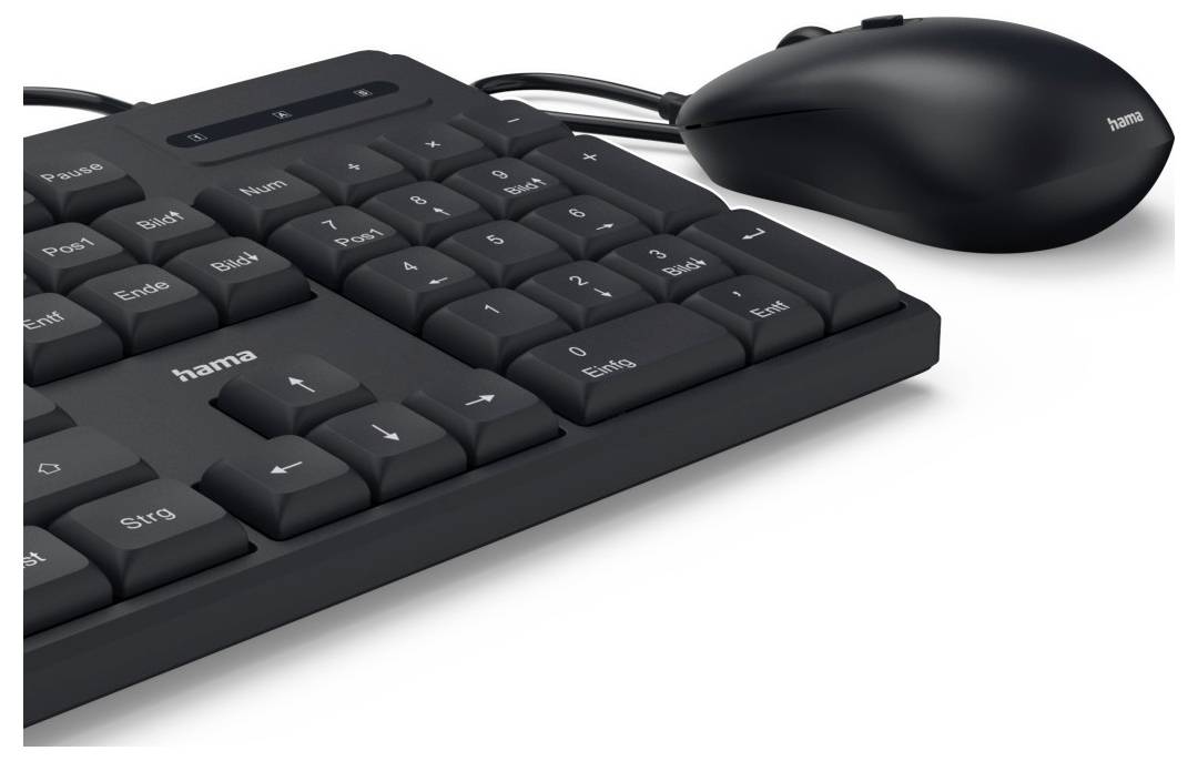 Schwarze Computertastatur mit Ziffernblock und optische Maus. Beide Geräte sind mit Kabeln verbunden und tragen das Logo 'Hama'.