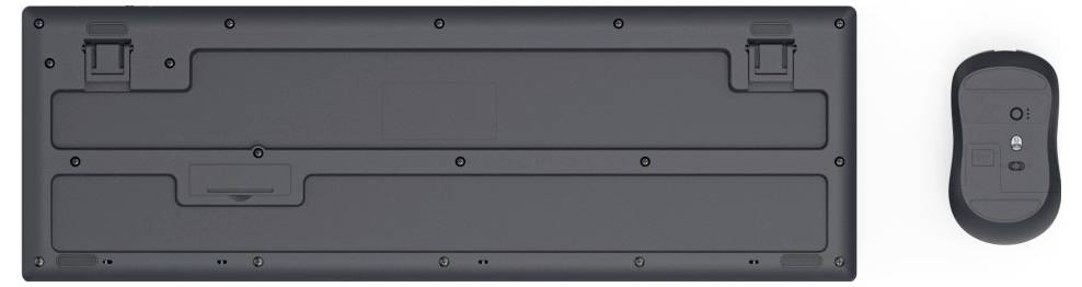 Unterseite einer schwarzen Computer-Tastatur und einer Maus. Sichtbar sind Schraubenlöcher und Batterieabdeckungen.