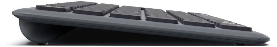 Eine seitliche Ansicht einer schlanken, kabellosen Tastatur mit leicht geneigtem Profil und flachen Tasten.