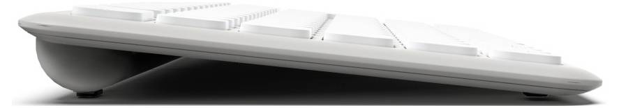 Seitliche Ansicht einer ergonomischen Computer-Tastatur, die leicht geneigt ist, um bequemes Tippen zu ermöglichen.