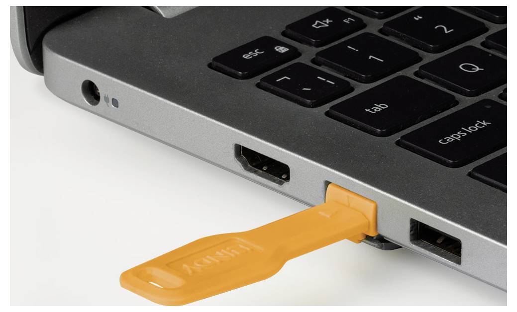 Oranges USB-Stick in die Seite eines Laptops eingesteckt, zeigt eine Datenspeicherverbindung.