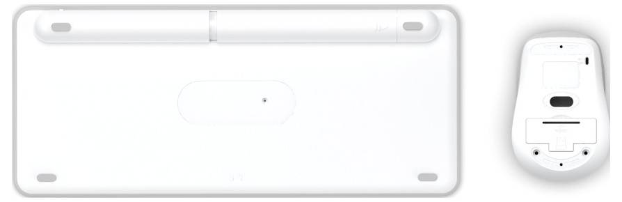 'Unterseite eines weißen kabellosen Keyboards und einer Maus.' Die Batterieabdeckungen und Sensoren sind sichtbar.