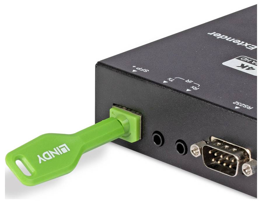 Grünes USB-Kabel, das in eine schwarze Videoadapterbox mit beschrifteten Anschlüssen eingefügt ist, in Nahaufnahme auf weißem Hintergrund dargestellt.