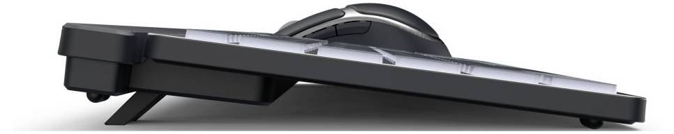 Seitenansicht eines ergonomischen Keyboards und einer Maus, die auf einer schrägen, einstellbaren Halterung positioniert sind.