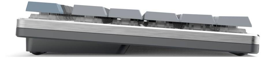 Seitliche Ansicht einer mechanischen Tastatur mit erhöhten Tasten und einem abgeschrägten Gehäuse, das ein modernes Design zeigt.