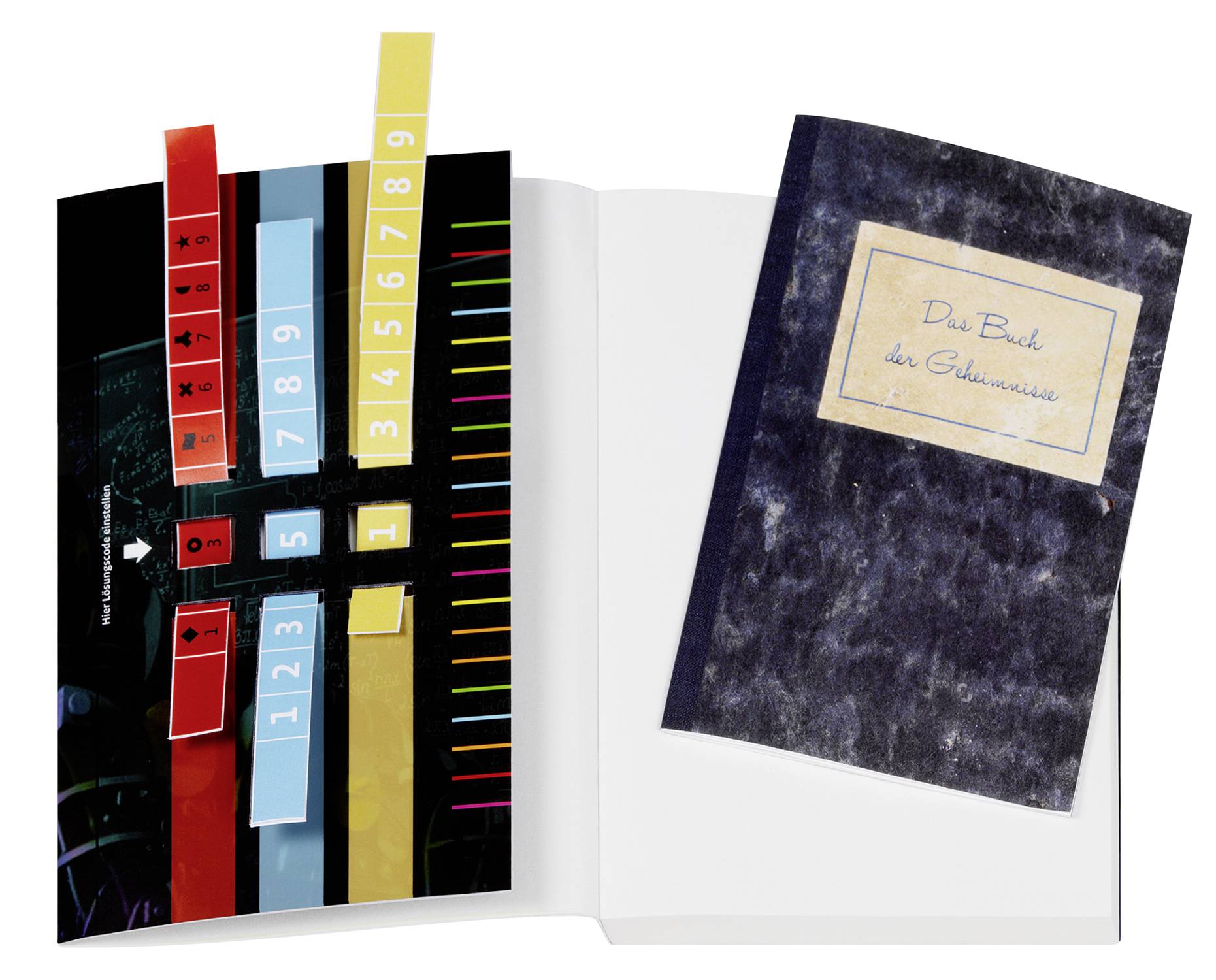 Zwei offene Bücher: Links mit farbigen Streifen und Zahlen, rechts ein Buch mit der Aufschrift 'Das Buch der Geheimnisse'.
