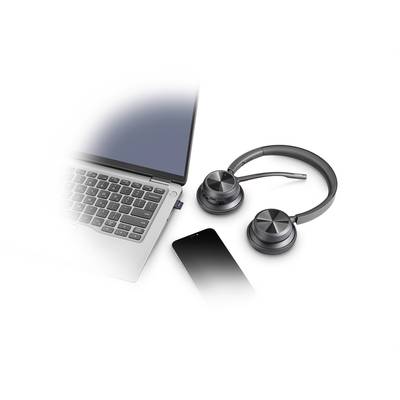'Ein Laptop, ein Smartphone und ein Kopfhörer auf einem Tisch, symbolisieren moderne Kommunikation und mobile Arbeitsumgebung.'