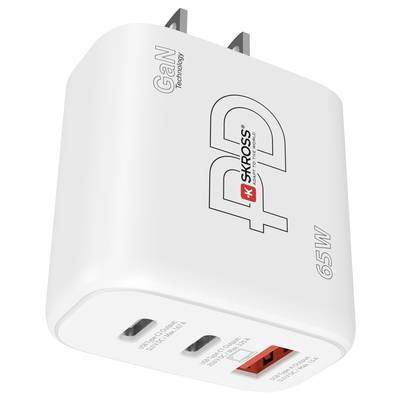 Ein weißes USB-Ladegerät mit zwei Anschlüssen, gekennzeichnet mit 'PD 65W', geeignet für schnelles Aufladen. Marke 'Skross'.