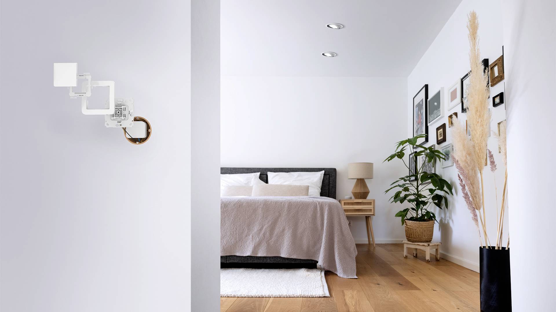 Ein modern eingerichtetes Schlafzimmer mit einem großen Bett, Holzboden, Pflanzen und dekorativen Bildern an der Wand.