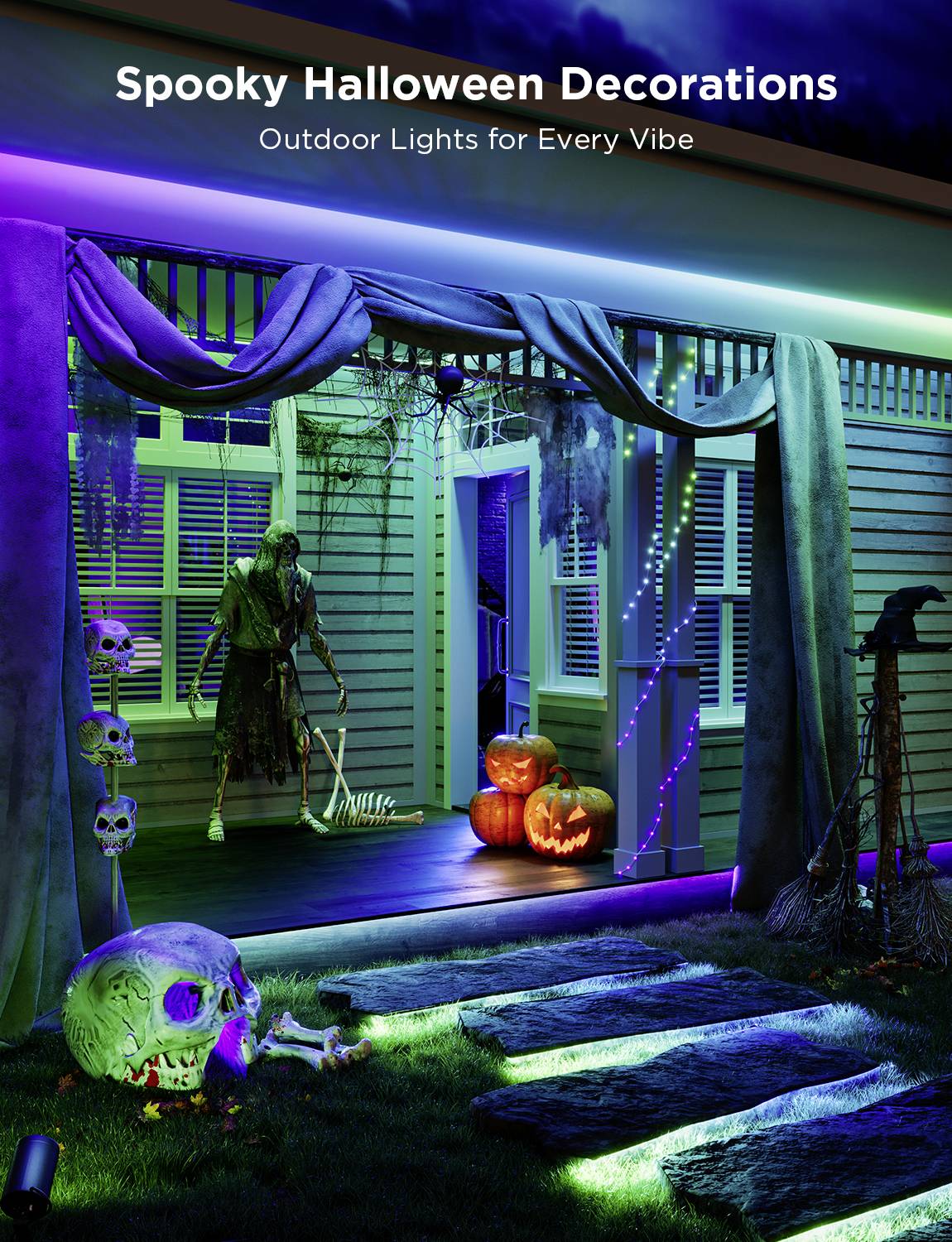 Eingangsbereich eines Einfamilienhauses in der Halloween-Zeit. Es dominieren grüne und lilafarbene Lichter. Terassensteine und Balken sind mit LED-Streifen bestückt. Einzelne LEDs sind deutlich erkennbar. 