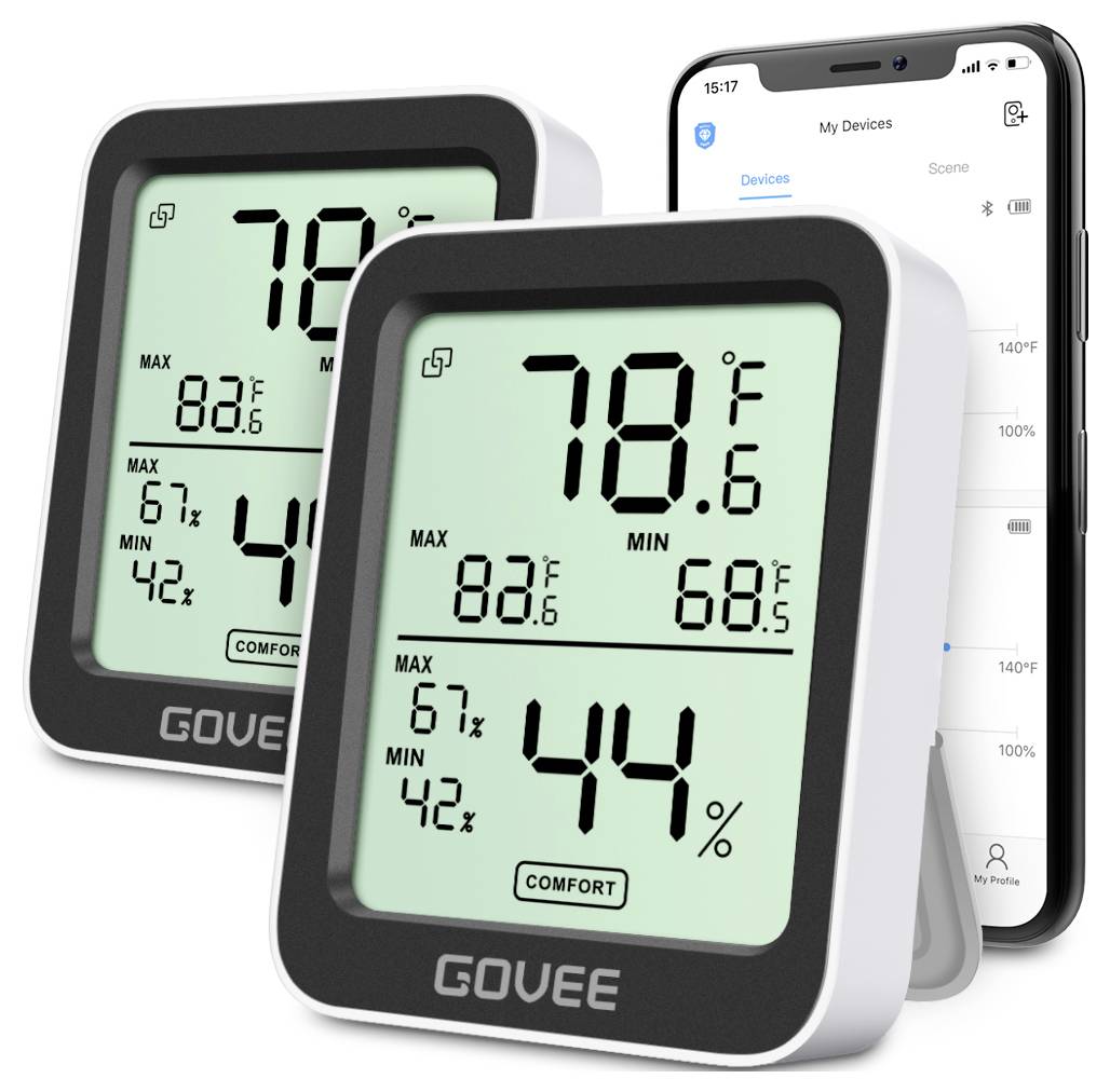 Zwei digitale Thermo-Hygrometer mit großen Displays zeigen Temperatur und Luftfeuchtigkeit an, verbunden mit einer Smartphone-App im Hintergrund.