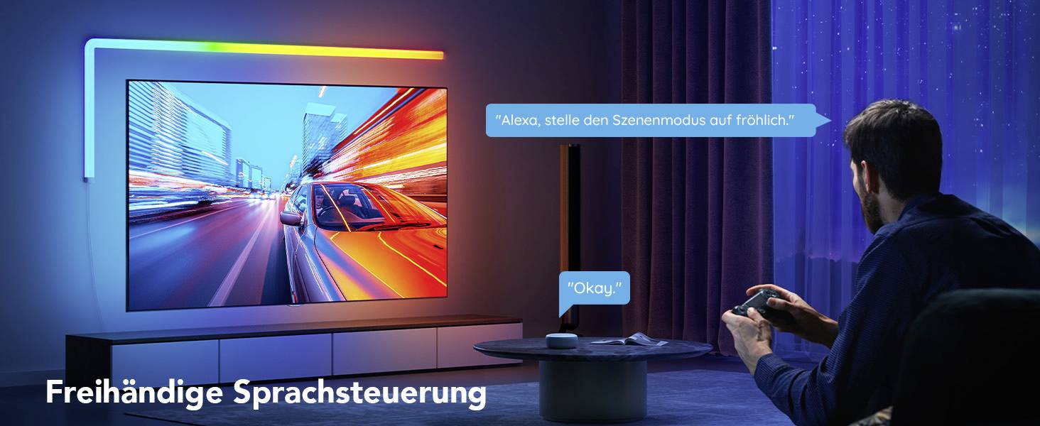 Eine Person steuert freihändig einen Smart-TV per Sprachbefehl 'Alexa, stelle den Szenenmodus auf fröhlich.' Antwort: 'Okay'.