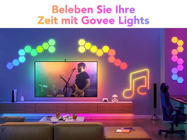 Wohnzimmer mit bunter Beleuchtung an Wand und um Fernseher. Großer Fernseher zeigt Musiker. Leuchtende Noten und Sechsecke an der Wand.