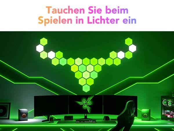 Gaming-Setup mit drei Monitoren, beleuchtetem Dekor in Grün und RGB-Elementen. Text: 'Tauchen Sie beim Spielen in Lichter ein'.