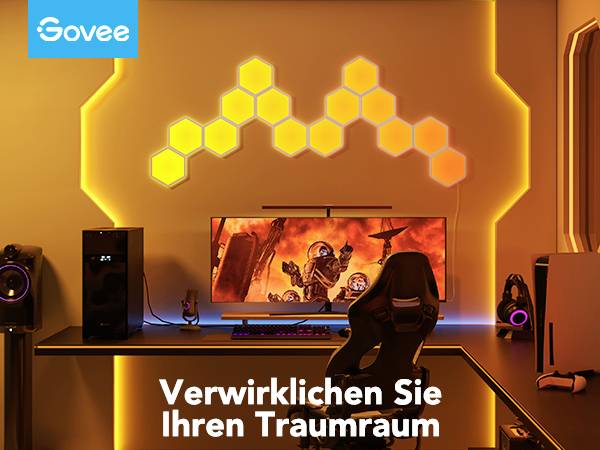 Beleuchtete Gaming-Setup mit hexagonalen LED-Panels an der Wand. Ein Monitor zeigt ein Spiel, im Vordergrund steht ein Gaming-Stuhl.