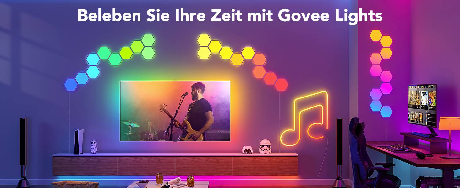 Ein farbenfrohes Wohnzimmer mit leuchtenden Govee-Lichtpaneelen an den Wänden, ein Gitarrist im Hintergrund, Text 'Beleben Sie Ihre Zeit mit Govee Lights'.